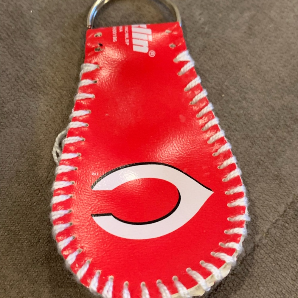 Cincinnati Reds Logo Baseball Keychain - Picture 2 of 2